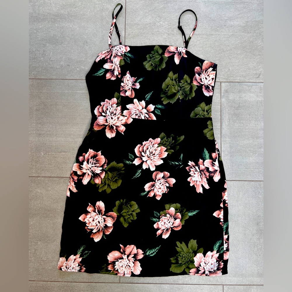 Slip dress! Black w modern floral - adjustable straps. Soft fabric 🌸